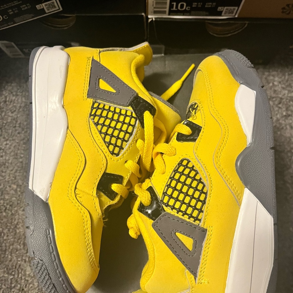 Lighting Jordan 4s